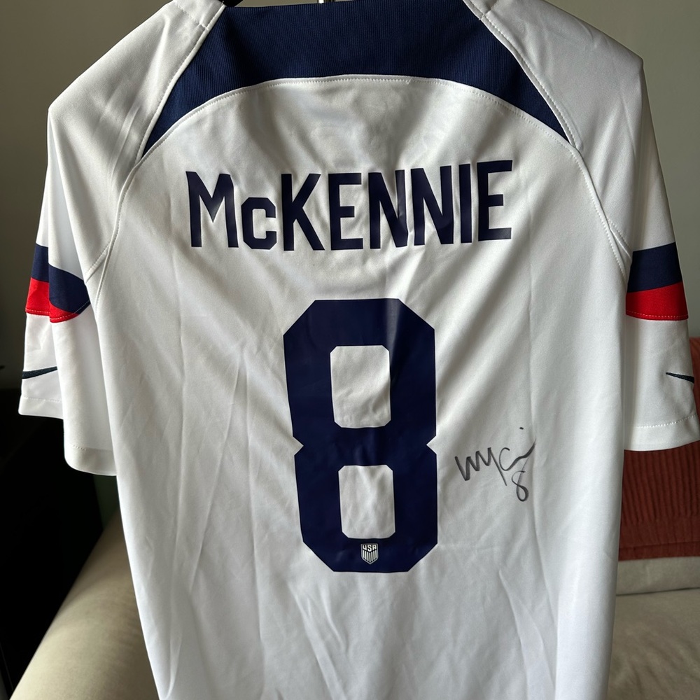 Nike Men's White and Blue USA Soccer Jersey autographed - Picture 4 of 5